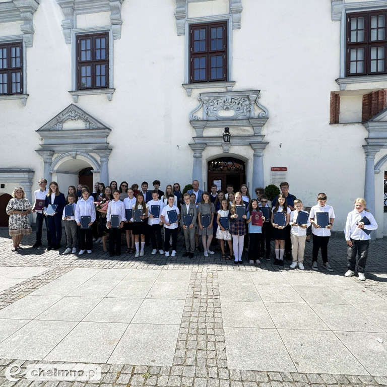 Burmistrz nagrodził najlepszych uczniów szkół podstawowych