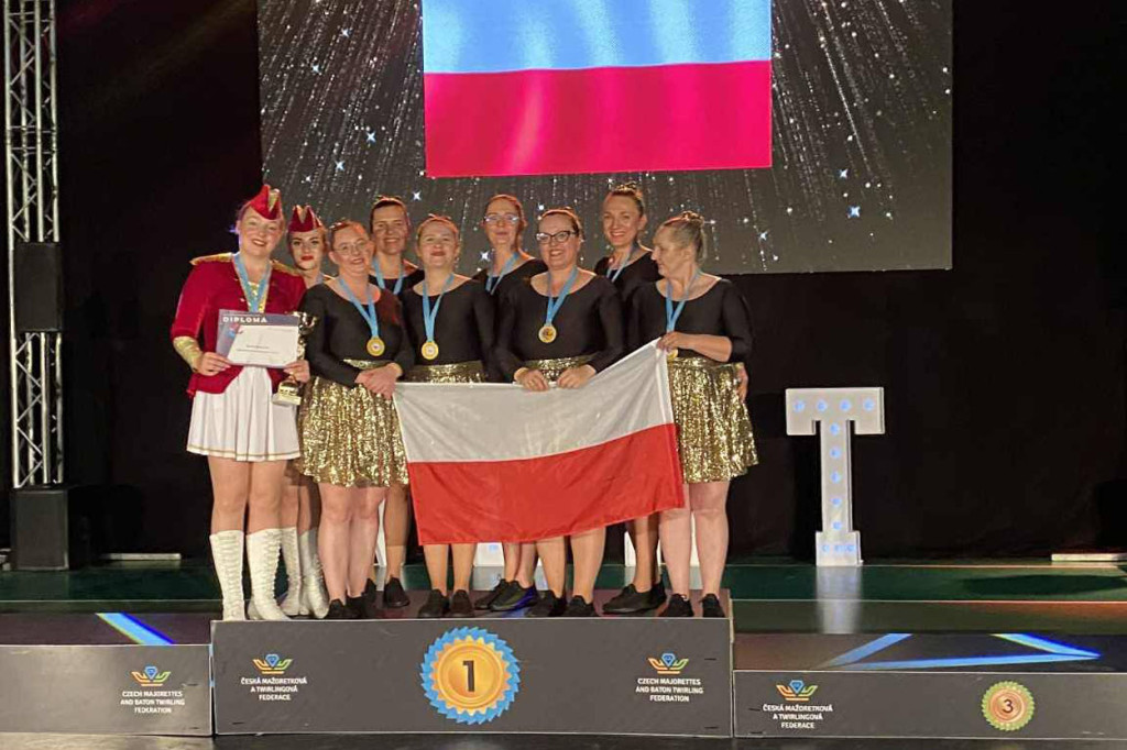 Mażoretki Chełmińskiego Domu Kultury z medalami