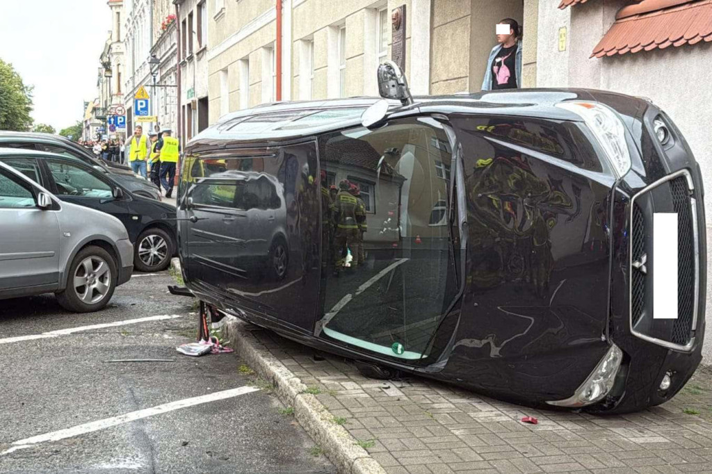 Tragiczny wypadek w sercu Chełmna: samochód dachował przy Rynku