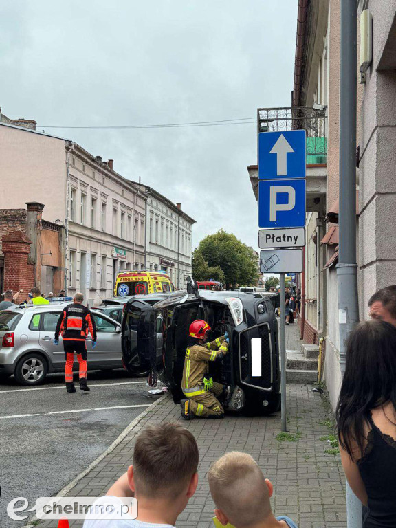 Tragiczny wypadek w sercu Chełmna: samochód dachował przy Rynku