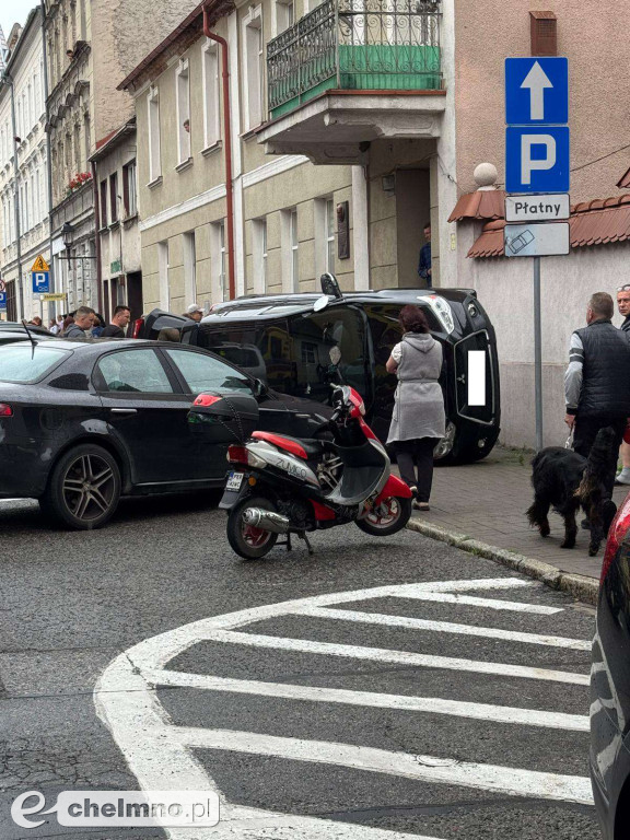 Tragiczny wypadek w sercu Chełmna: samochód dachował przy Rynku