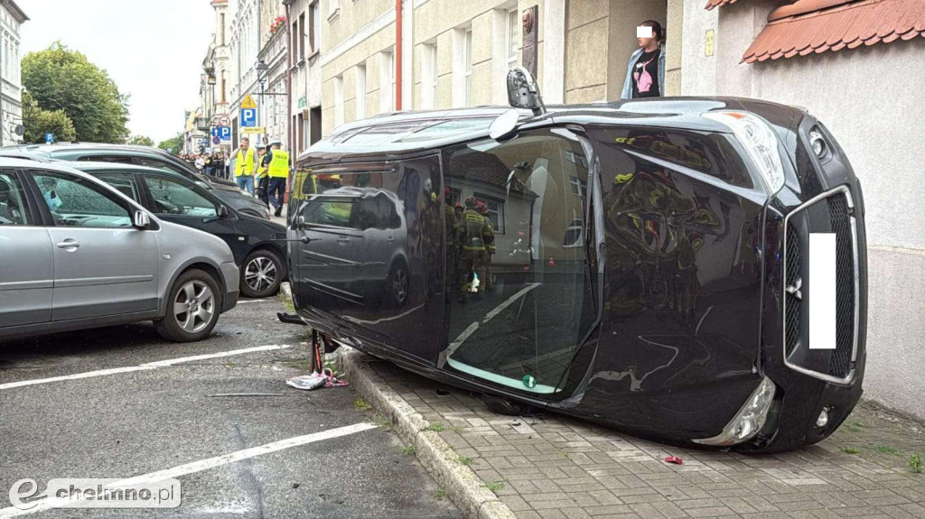 Tragiczny wypadek w sercu Chełmna: samochód dachował przy Rynku