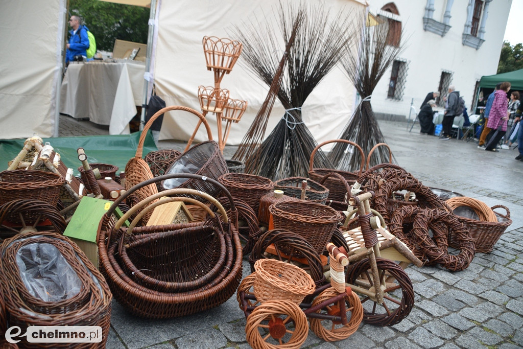 Na kolorowych kramach cuda...cudeńka