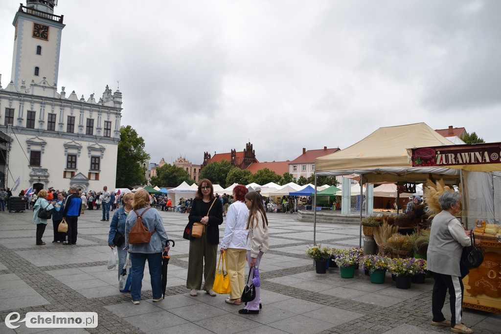 Na kolorowych kramach cuda...cudeńka