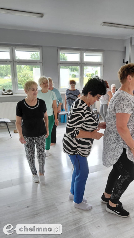Zadowoleni aktywni seniorzy na zajęciach w ramach projektu
