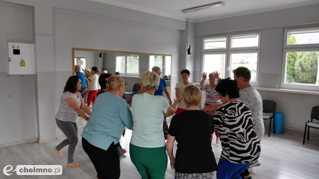 Zadowoleni aktywni seniorzy na zajęciach w ramach projektu