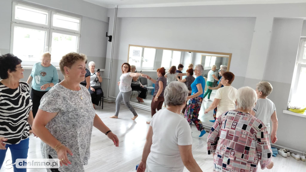 Zadowoleni aktywni seniorzy na zajęciach w ramach projektu