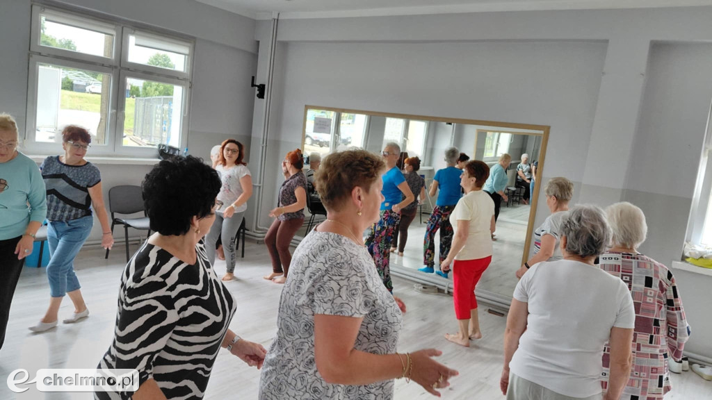 Zadowoleni aktywni seniorzy na zajęciach w ramach projektu