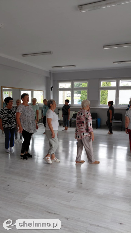 Zadowoleni aktywni seniorzy na zajęciach w ramach projektu