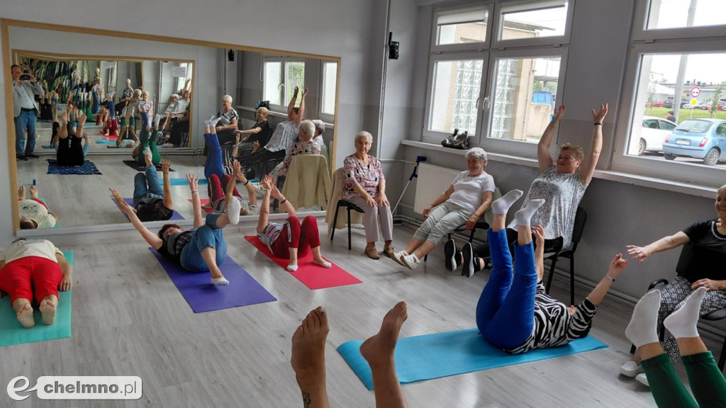 Zadowoleni aktywni seniorzy na zajęciach w ramach projektu