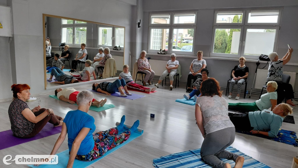 Zadowoleni aktywni seniorzy na zajęciach w ramach projektu