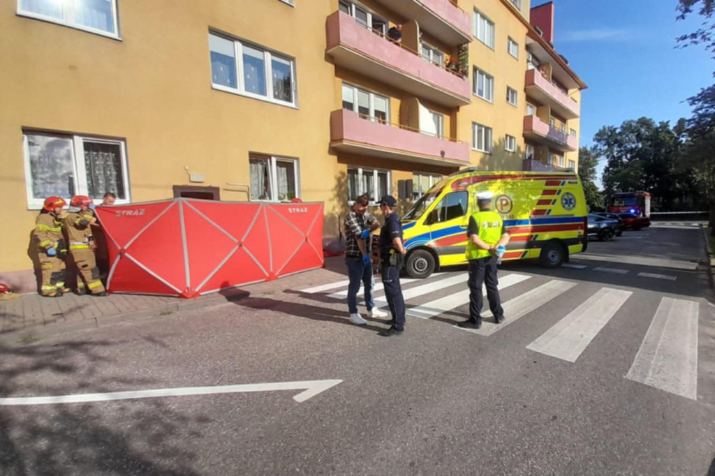 Tragiczny wypadek w Chełmnie: młody mężczyzna wyskoczył z okna mieszkania?