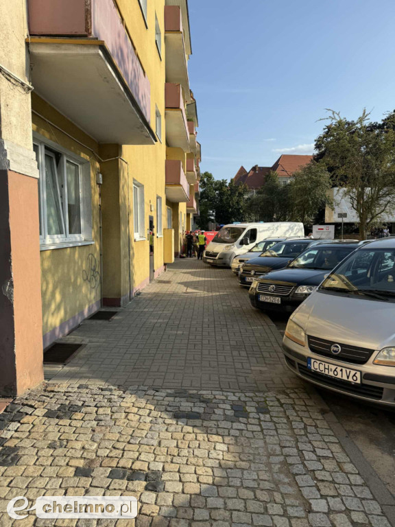 Tragiczny wypadek w Chełmnie: młody mężczyzna wyskoczył z okna mieszkania?