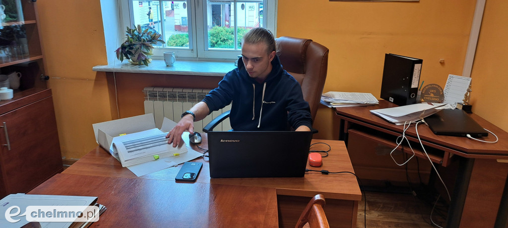Uczniowie z liceum ogólnokształcącego pracowali...