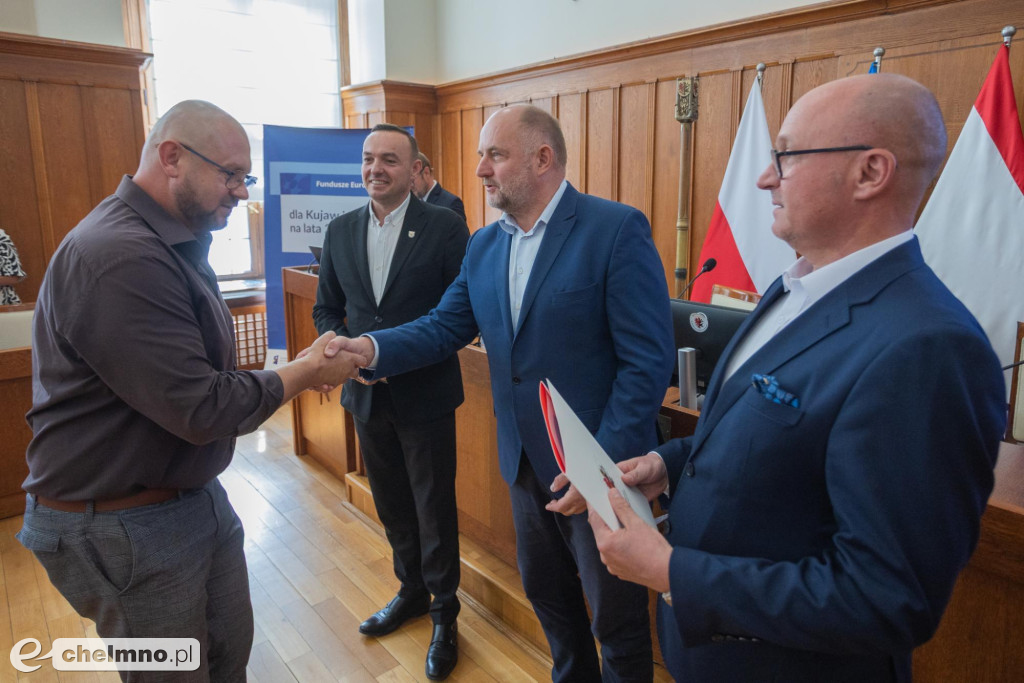 Nowe umowy FEdKP: ekologiczny transport miejski...