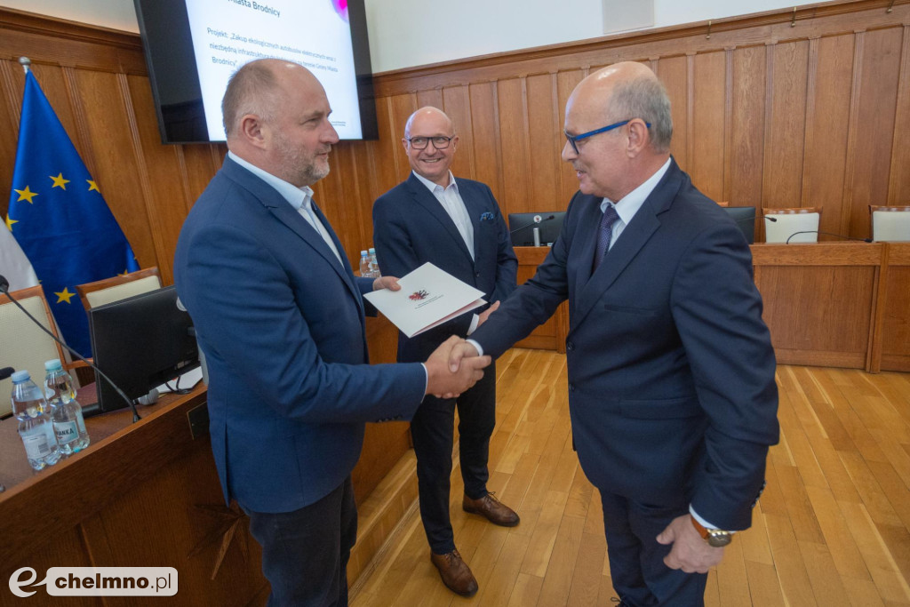 Nowe umowy FEdKP: ekologiczny transport miejski...