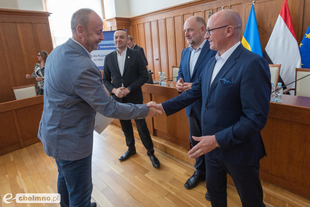 Nowe umowy FEdKP: ekologiczny transport miejski...
