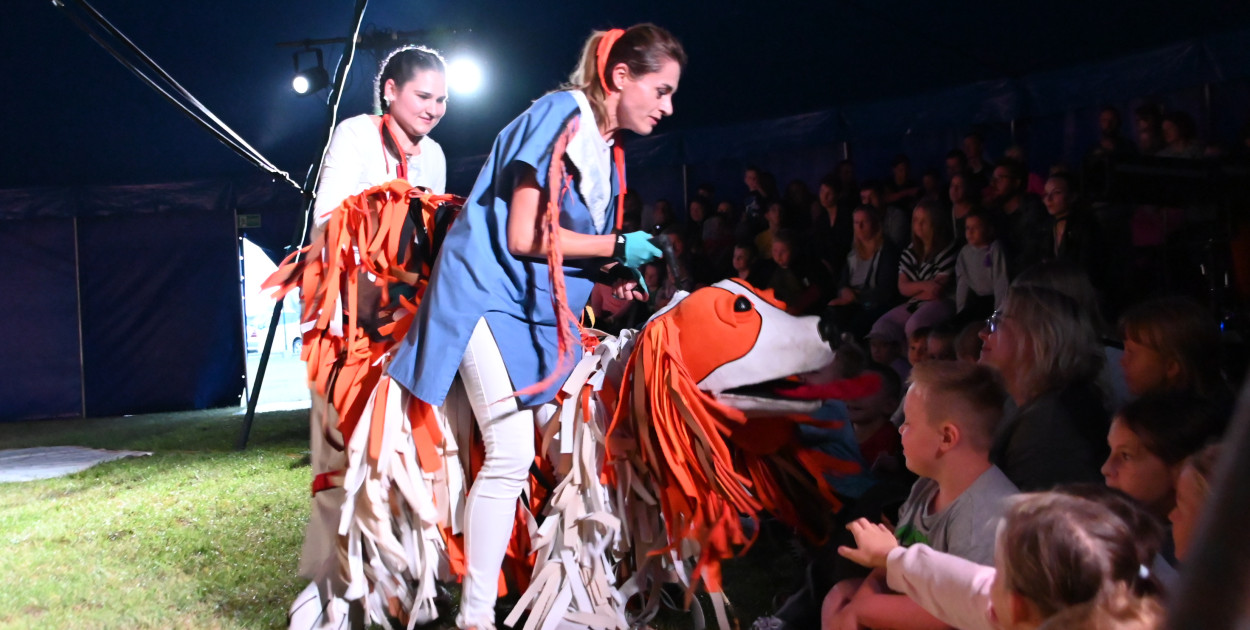 Magiczny teatr pod namiotem w Wabczu