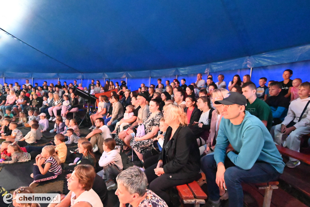 Magiczny teatr pod namiotem w Wabczu