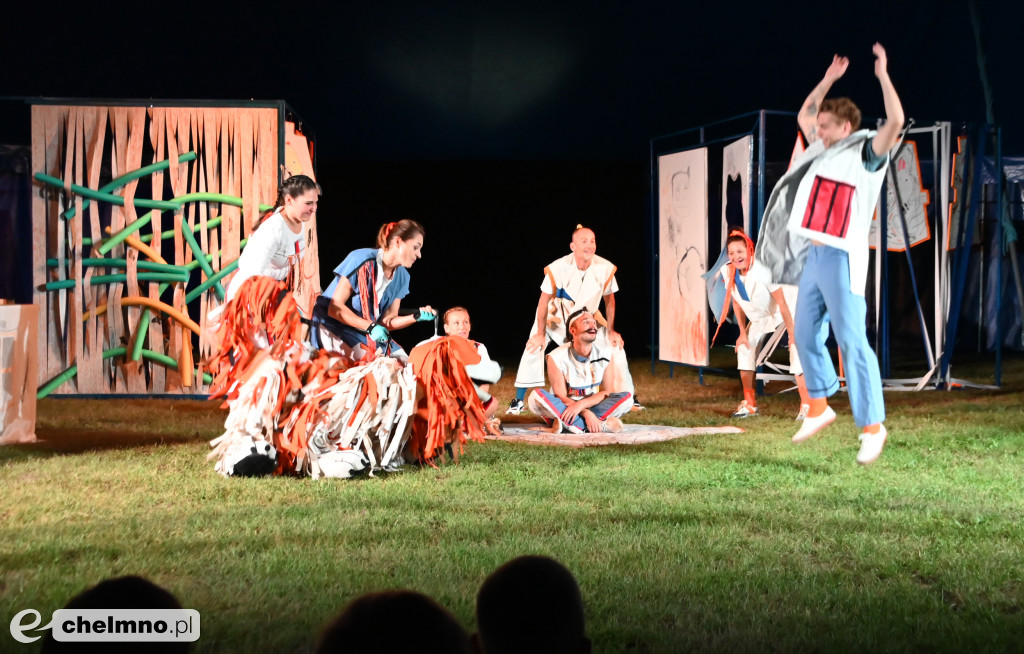 Magiczny teatr pod namiotem w Wabczu