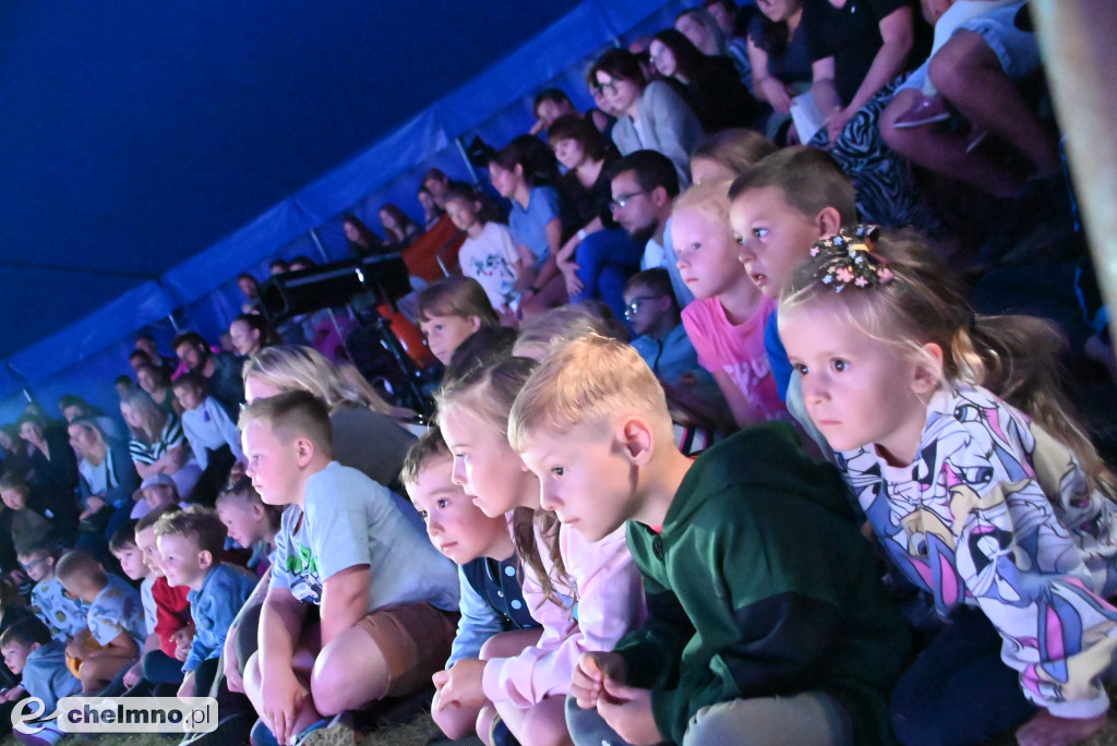 Magiczny teatr pod namiotem w Wabczu