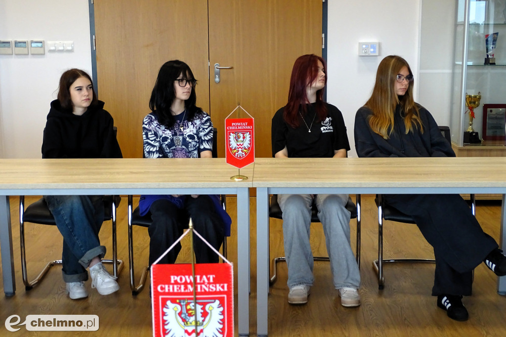 Uczniowie SP 4 w Chełmnie na lekcji w Starostwie