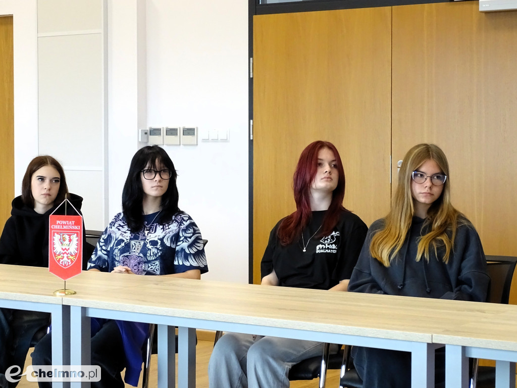 Uczniowie SP 4 w Chełmnie na lekcji w Starostwie