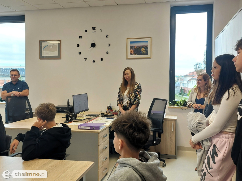 Uczniowie SP 4 w Chełmnie na lekcji w Starostwie