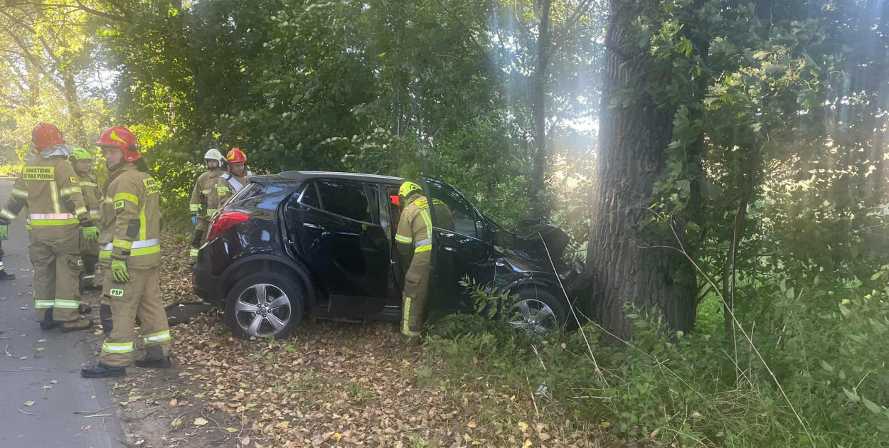 Wypadek w powiecie chełmińskim – samochód uderzył w drzewo