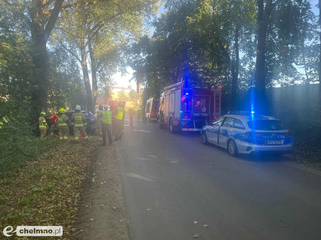 Wypadek w powiecie chełmińskim – samochód uderzył w drzewo