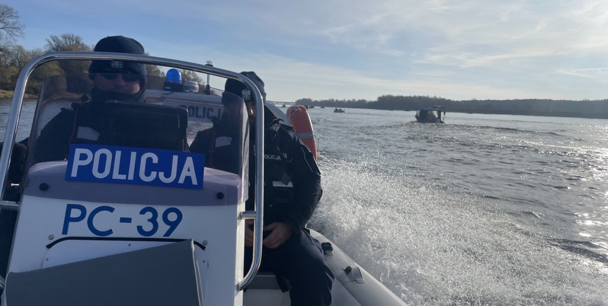 Ćwiczenia policjantów i ratowników wodnych