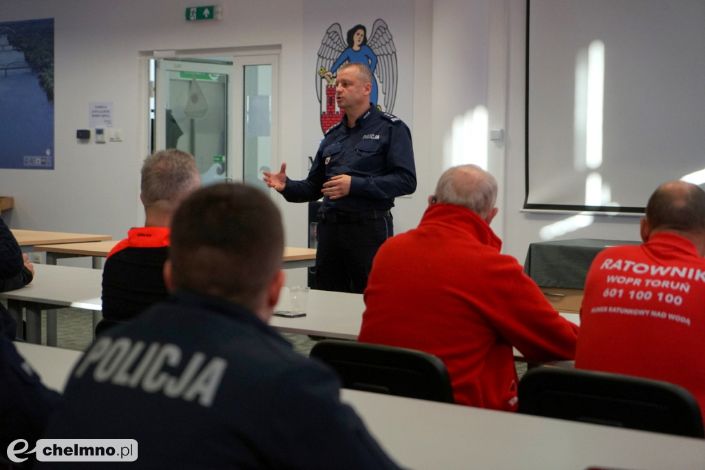 Ćwiczenia policjantów i ratowników wodnych