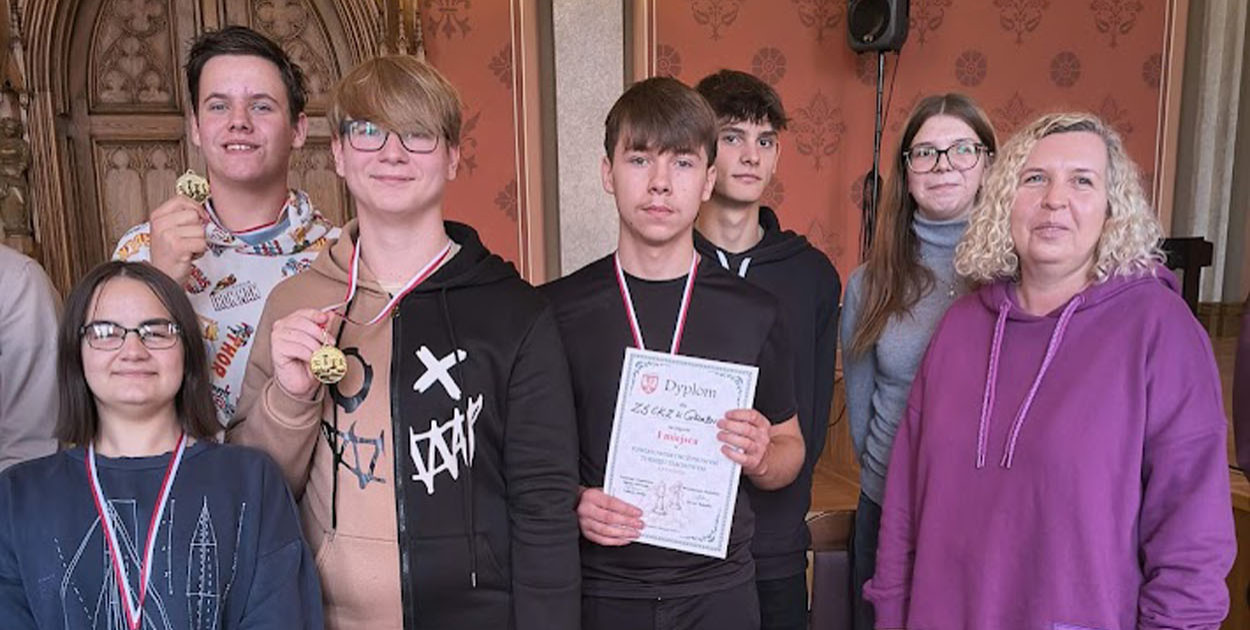Młodzież gra w szachy! Jesteśmy dumni i gratulujemy