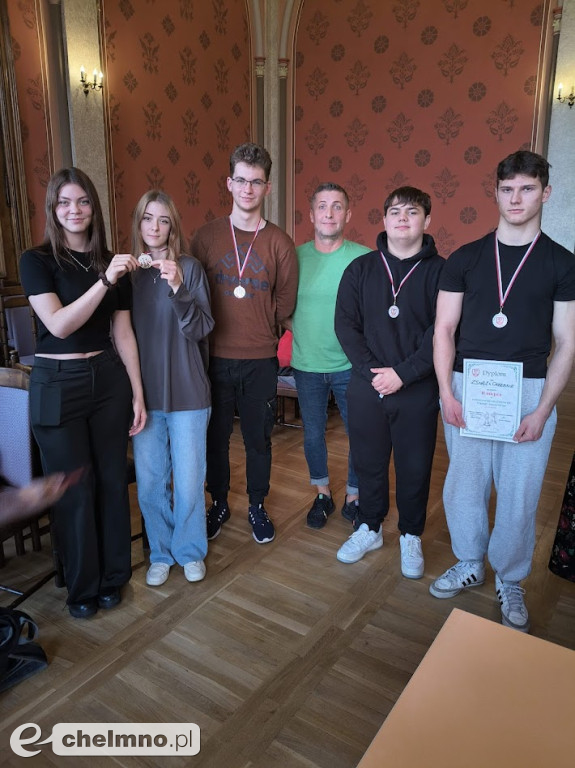 Młodzież gra w szachy! Jesteśmy dumni i gratulujemy