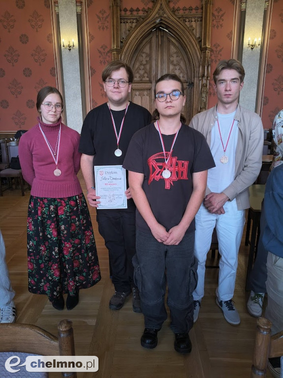 Młodzież gra w szachy! Jesteśmy dumni i gratulujemy