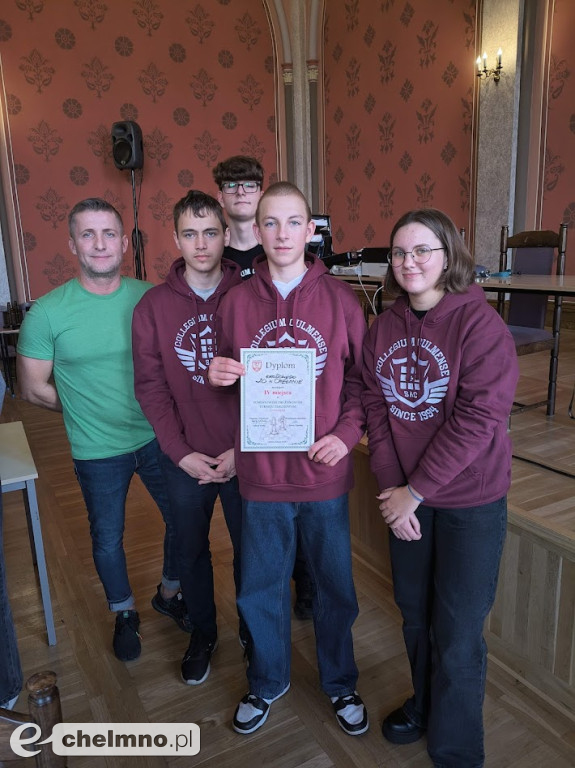 Młodzież gra w szachy! Jesteśmy dumni i gratulujemy