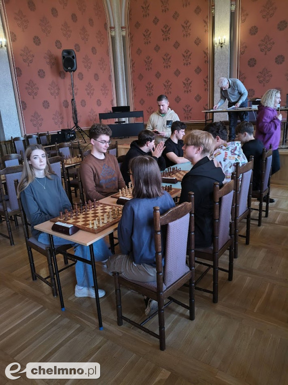 Młodzież gra w szachy! Jesteśmy dumni i gratulujemy