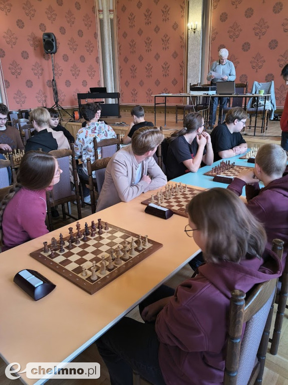 Młodzież gra w szachy! Jesteśmy dumni i gratulujemy