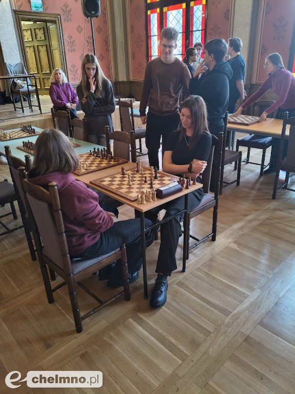 Młodzież gra w szachy! Jesteśmy dumni i gratulujemy