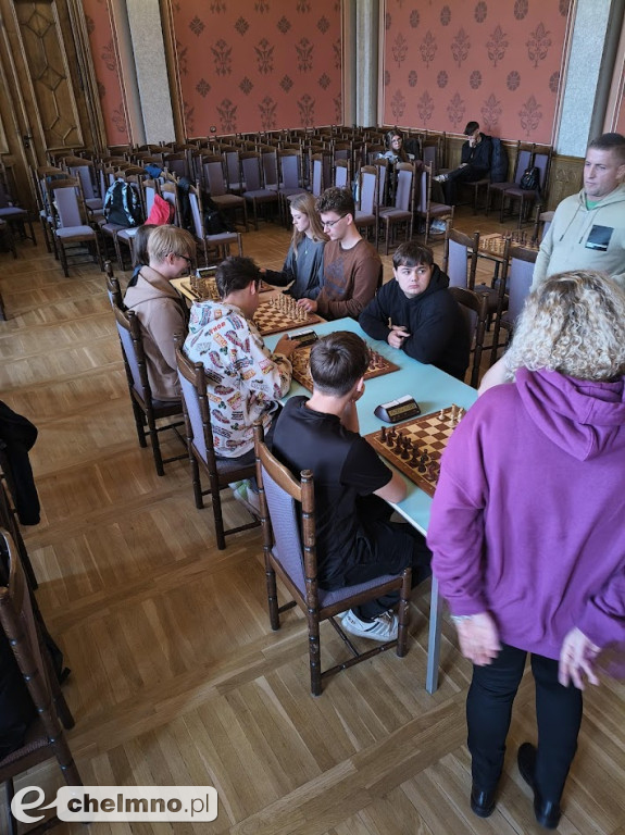 Młodzież gra w szachy! Jesteśmy dumni i gratulujemy