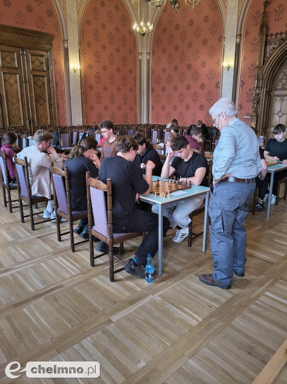 Młodzież gra w szachy! Jesteśmy dumni i gratulujemy