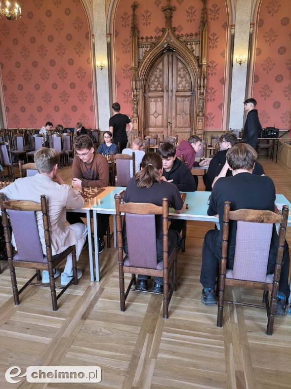 Młodzież gra w szachy! Jesteśmy dumni i gratulujemy