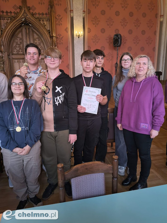 Młodzież gra w szachy! Jesteśmy dumni i gratulujemy