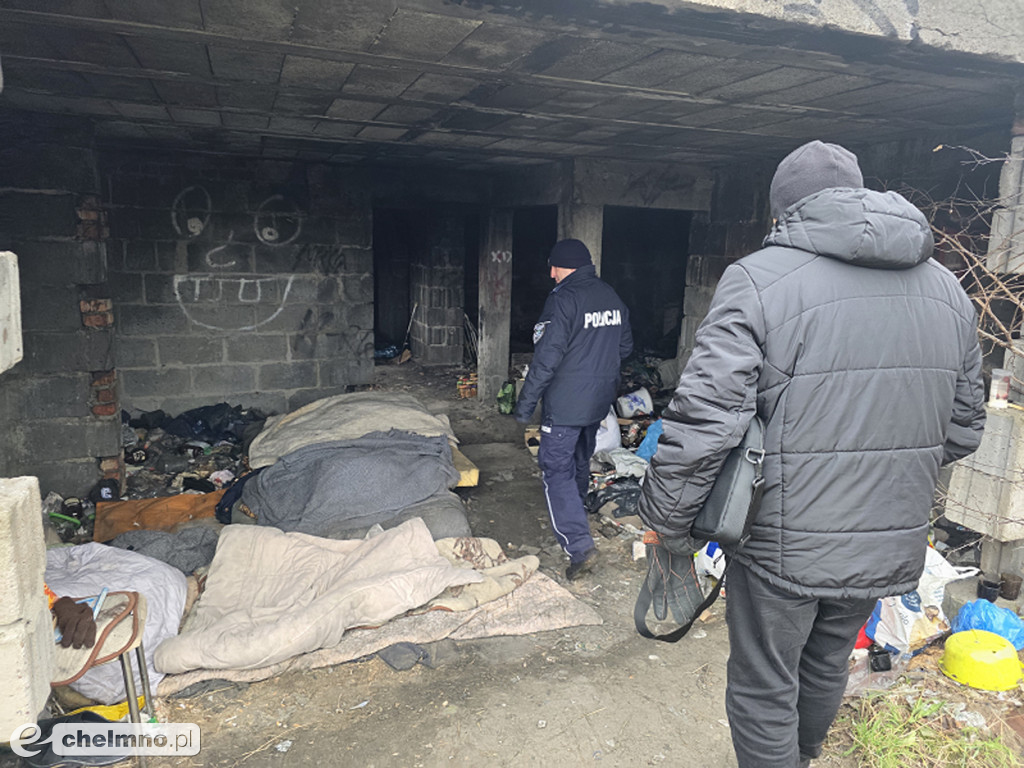 Policjanci kontrolują miejsca przebywania osób w kryzysie bezdomności