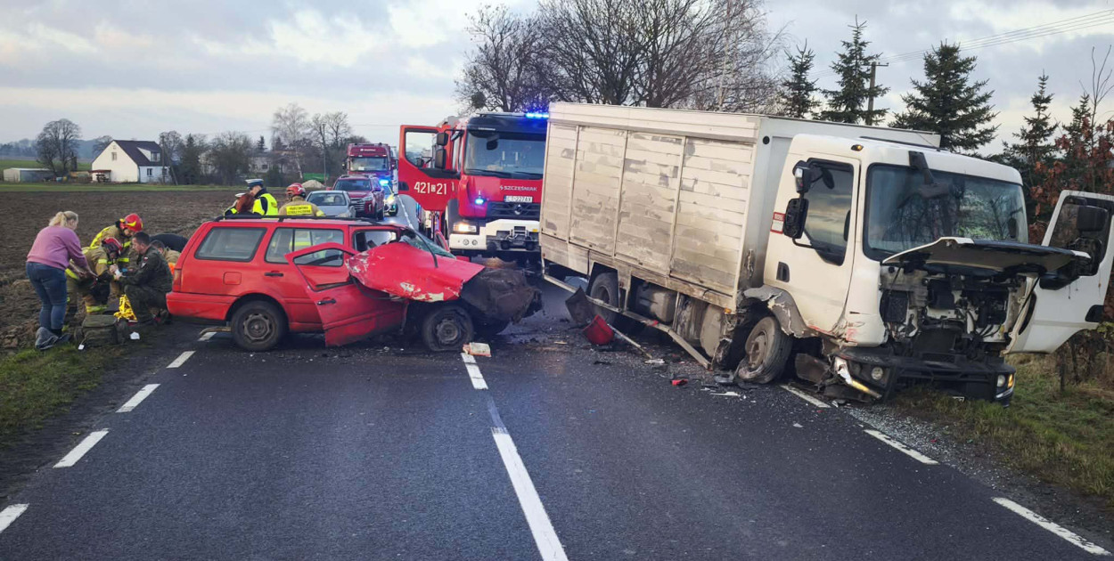Zderzenie samochodu osobowego z ciężarówką, jedna osoba ranna