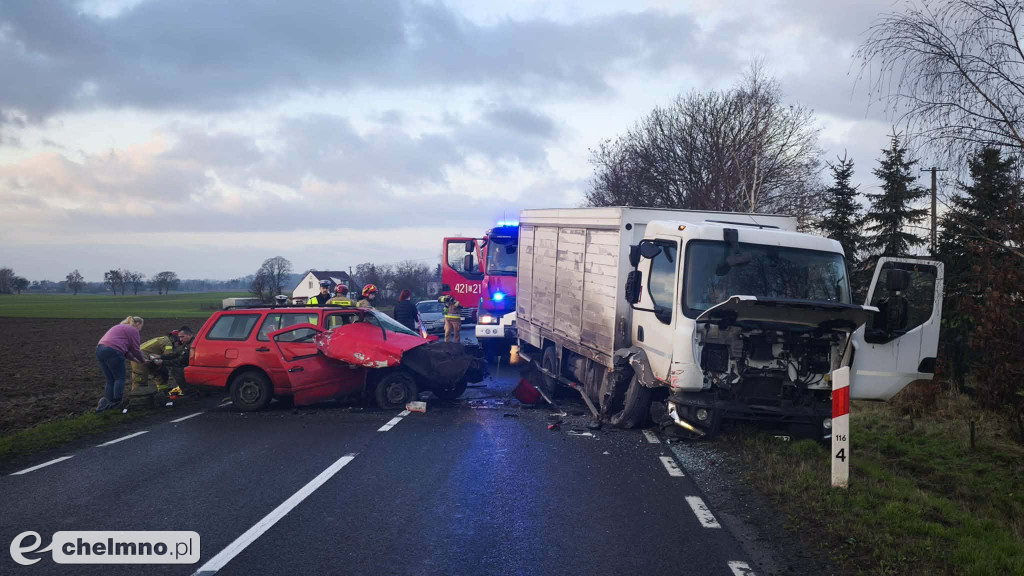 Zderzenie samochodu osobowego z ciężarówką, jedna osoba ranna