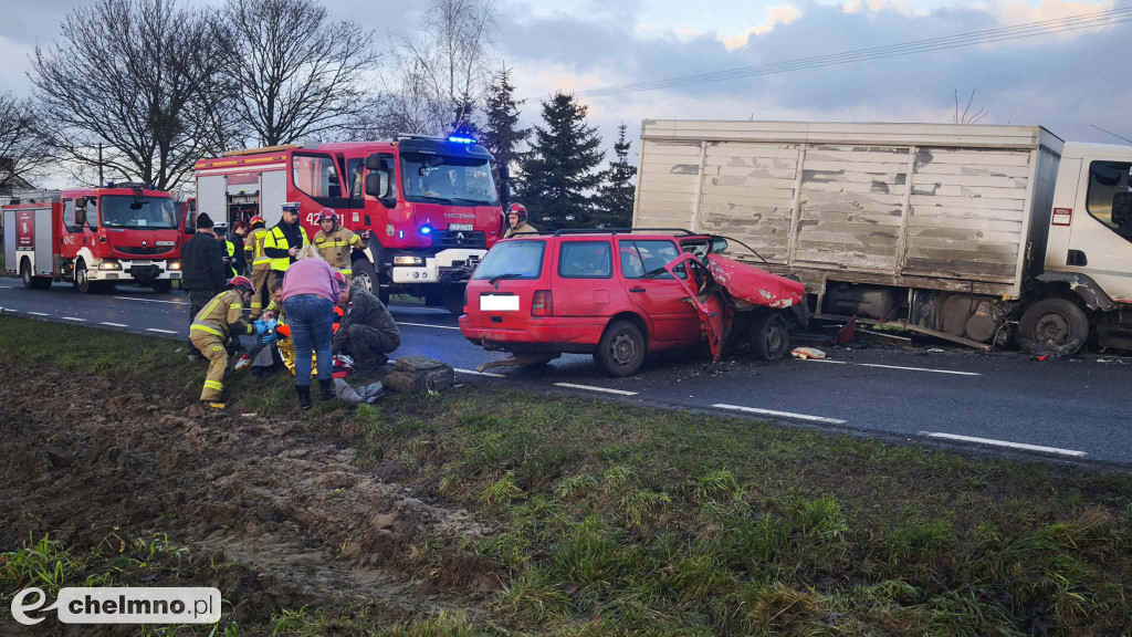Zderzenie samochodu osobowego z ciężarówką, jedna osoba ranna