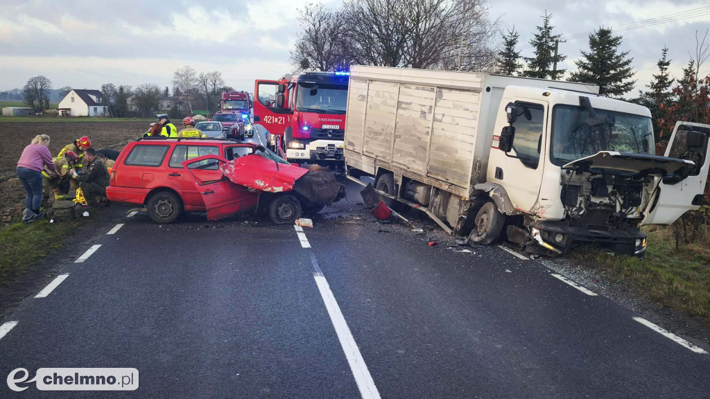 Zderzenie samochodu osobowego z ciężarówką, jedna osoba ranna