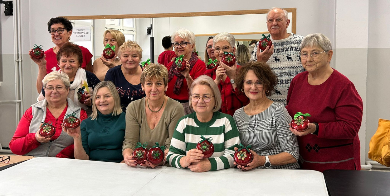 Warsztaty tworzenia dekoracyjnych medalionów w Klubie Seniora