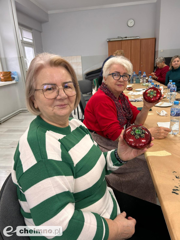 Warsztaty tworzenia dekoracyjnych medalionów w Klubie Seniora